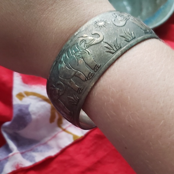 Elegant tribal design bracelet - Picture 2 of 2